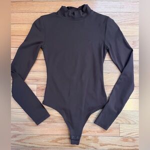 Babaton Aritzia Mock Turtleneck Brown Long Sleeve Bodysuit Stretch Contour Sz XS